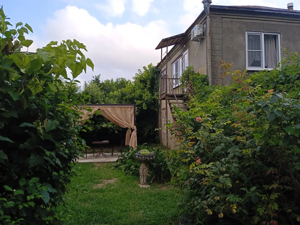 Уютный домик у реки с видом на горы