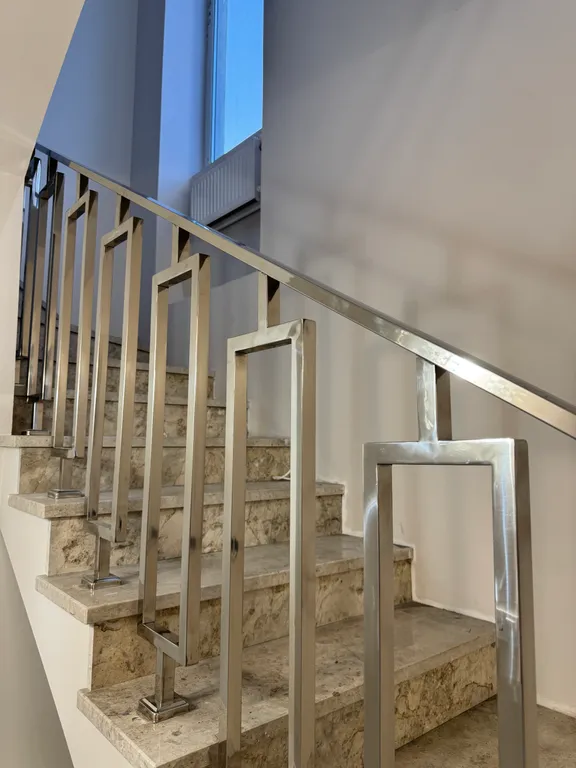 Большой загородный дом с бассейном, баней и рекой