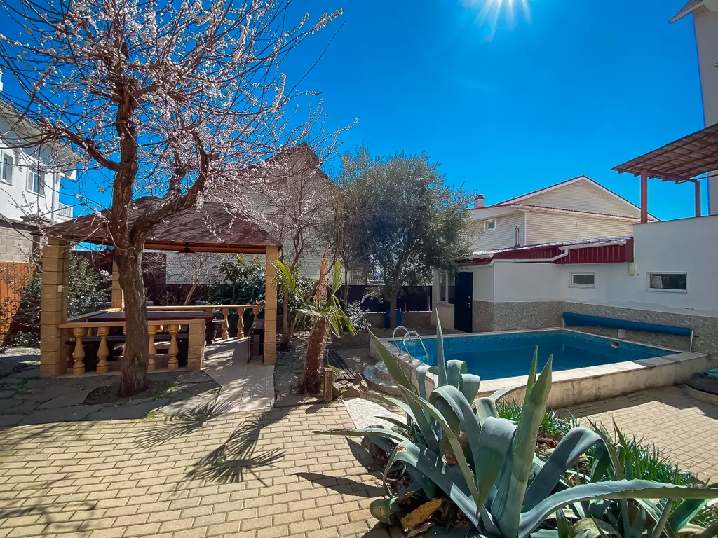 Частный дом с видом на море возле Ялты