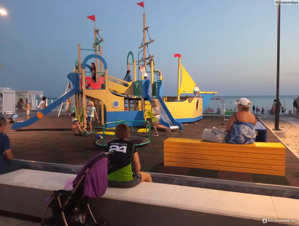 Угловая студия с цветами на берегу моря