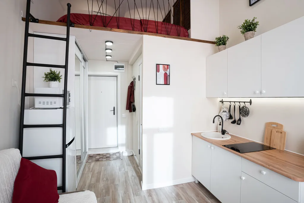 Яркая двухуровневая мини-студия