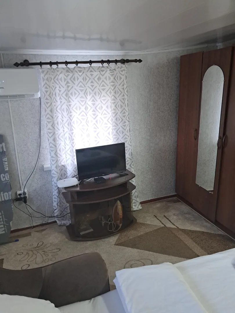 Спальня   комната 16 кв м, потолок 2 метра