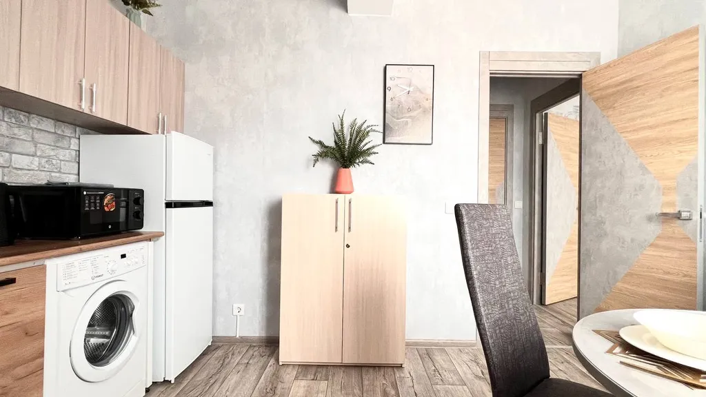 Новый апартамент с зоной отдыха на балконе