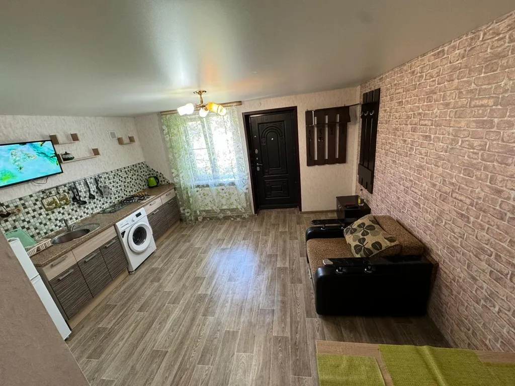 Уютный двухэтажный дом в центре города( 2 этаж)