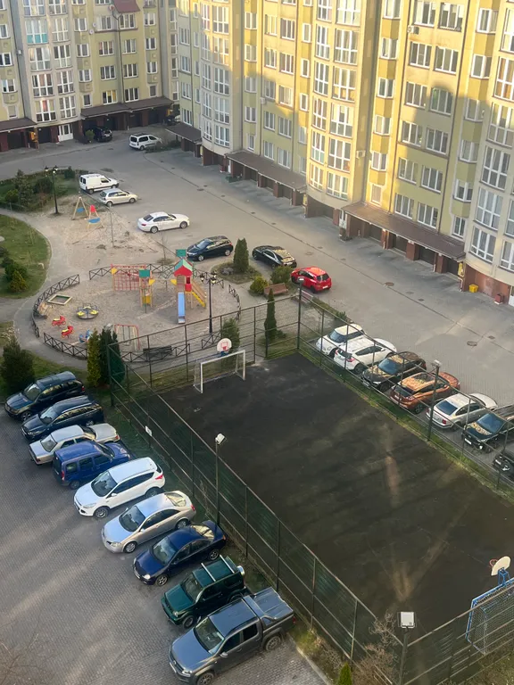 Просторная четырёхкомнатная квартира у парка с видом на море .