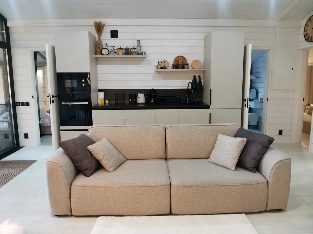 Панорамный дом в окружении леса на берегу водохранилища