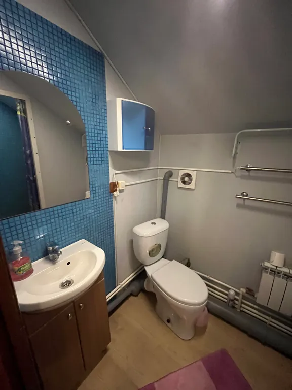 Комната с тремя кроватями и софой