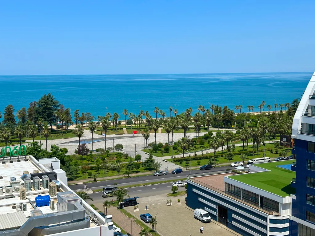 Апартаменты с видом на бассейн и море, ЖК White Sails