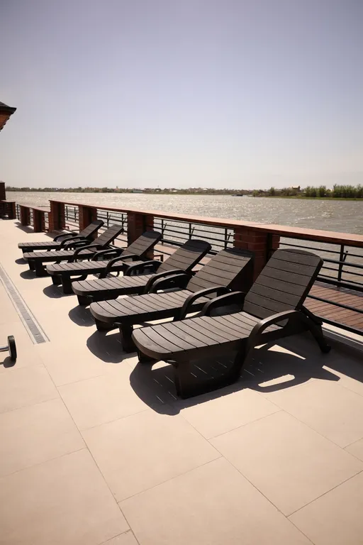 Вилла с бассейном на берегу реки в 30 минутах от центра города