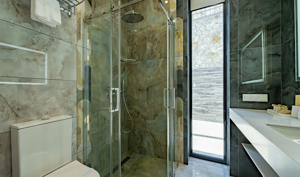 Полулюкс с выходом к бассейну и террасой