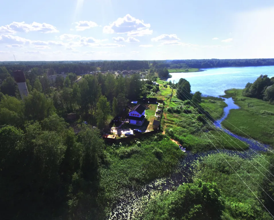 Коттедж Коттедж у озера в лесу — Луга