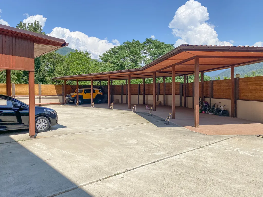 Студия с видом на горы в центре