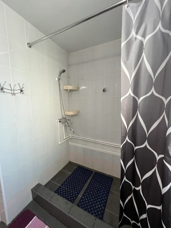 Двухэтажный дом с бассейном