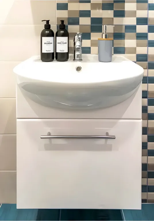 Уютная студия в скандинавском стиле с видом на лес