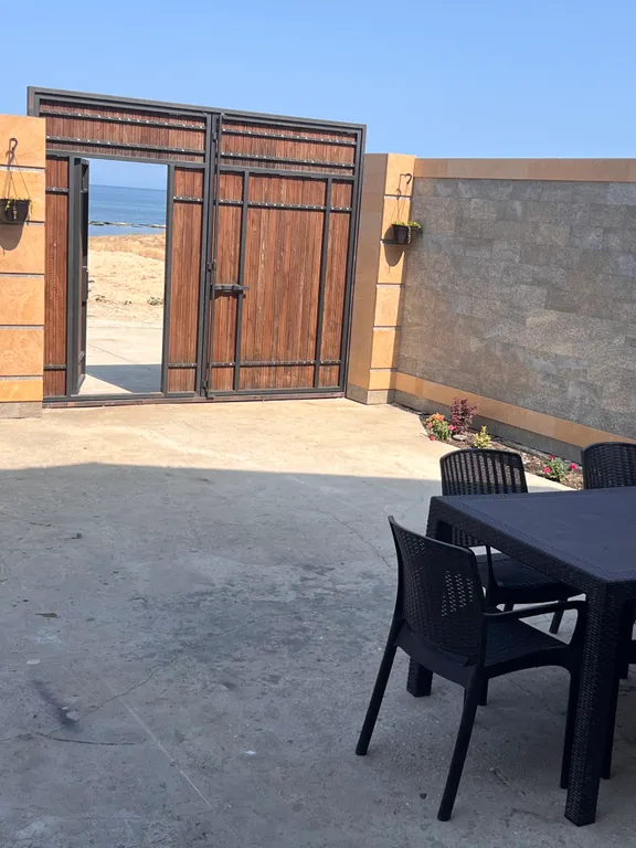 Новый двухэтажный дом на берегу моря, есть все необходимое