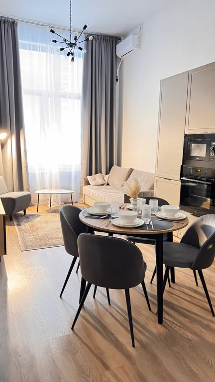 Евродвушка с высокими потолками и большими окнами, 2 кровати