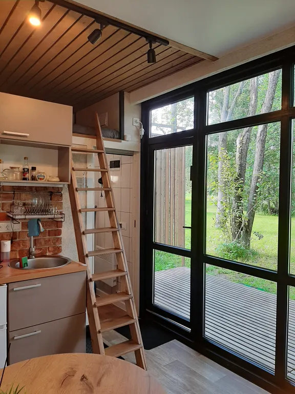 Дом на склоне холма у реки