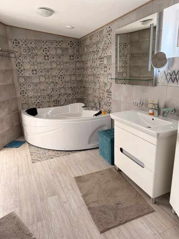 Сдается уютный дом в Ялте посуточно со скидкой с видом на море .