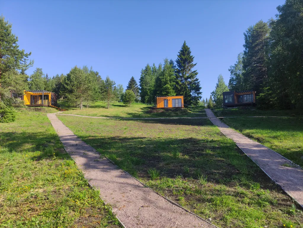 Домик с панорамным остеклением, террасой и видом на озеро