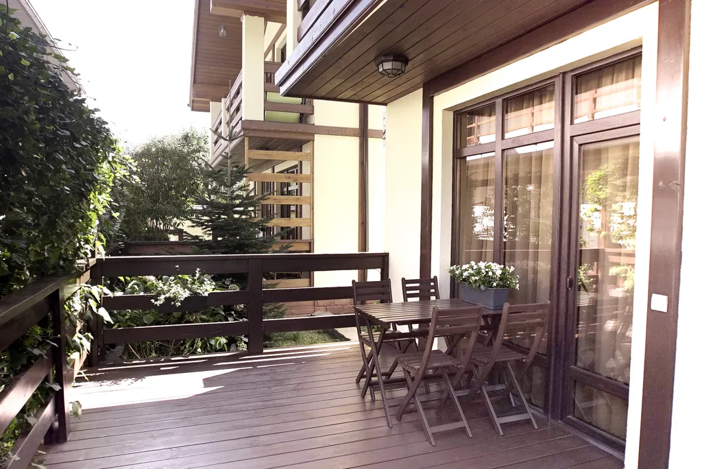 Двухэтажный дом с видом на горы