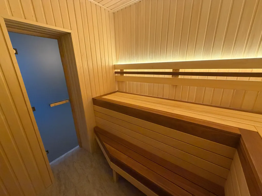 Дом с бассейном и 6 спальнями