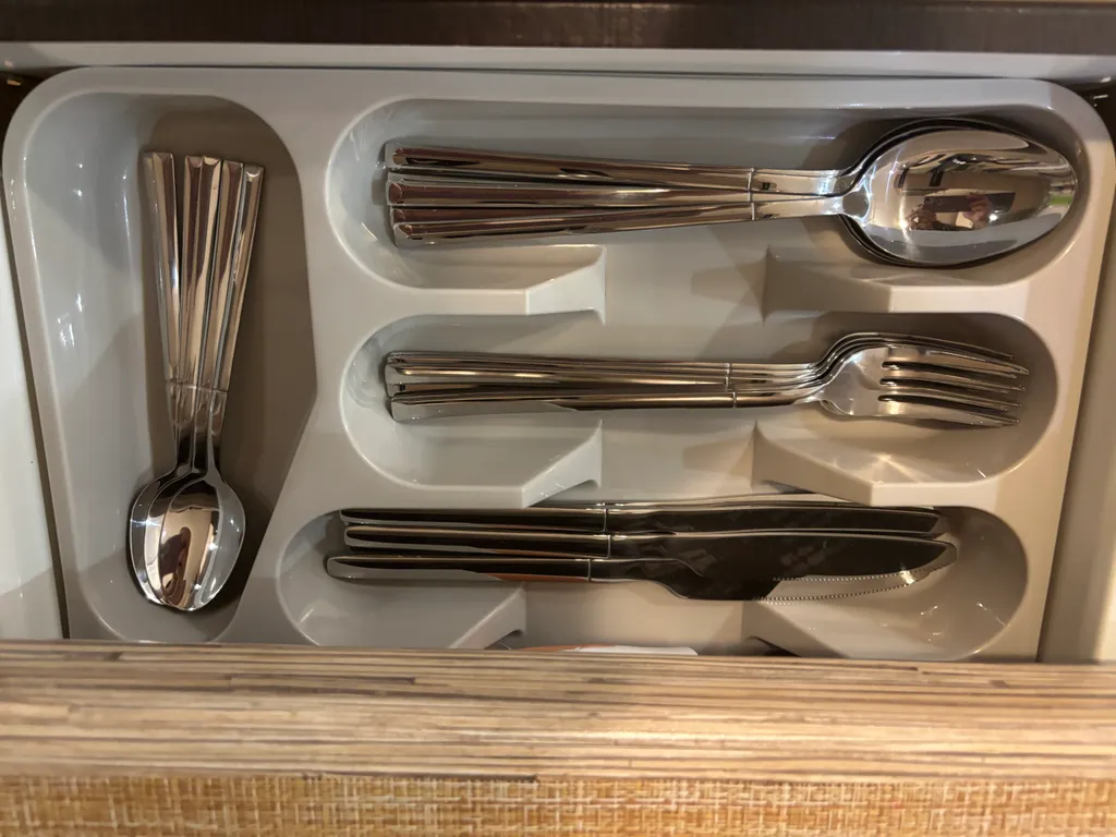 Уютная евротрешка с большой гостиной и двумя спальнями с видом на горы