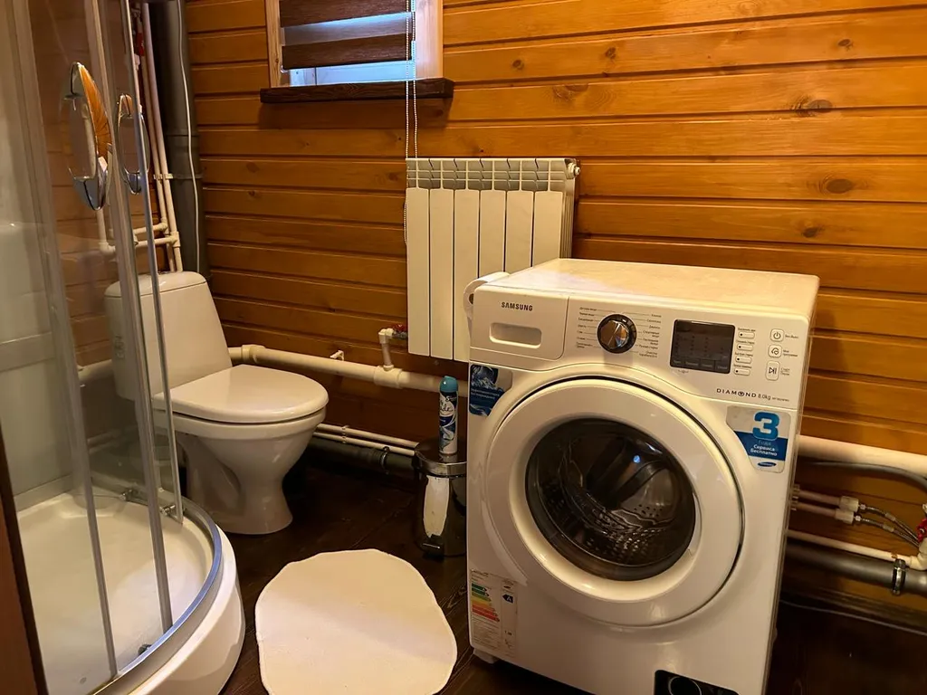 Коттедж в деревнем хвойном лесу