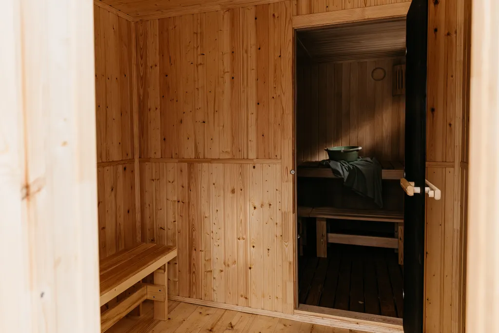 Дом с панорамными окнами и террасой в окружении леса