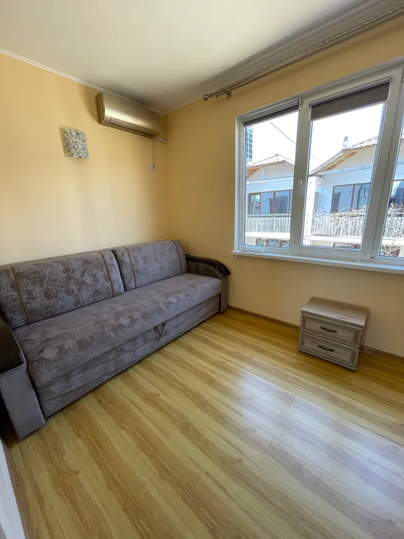 Двухэтажный дом на берегу моря