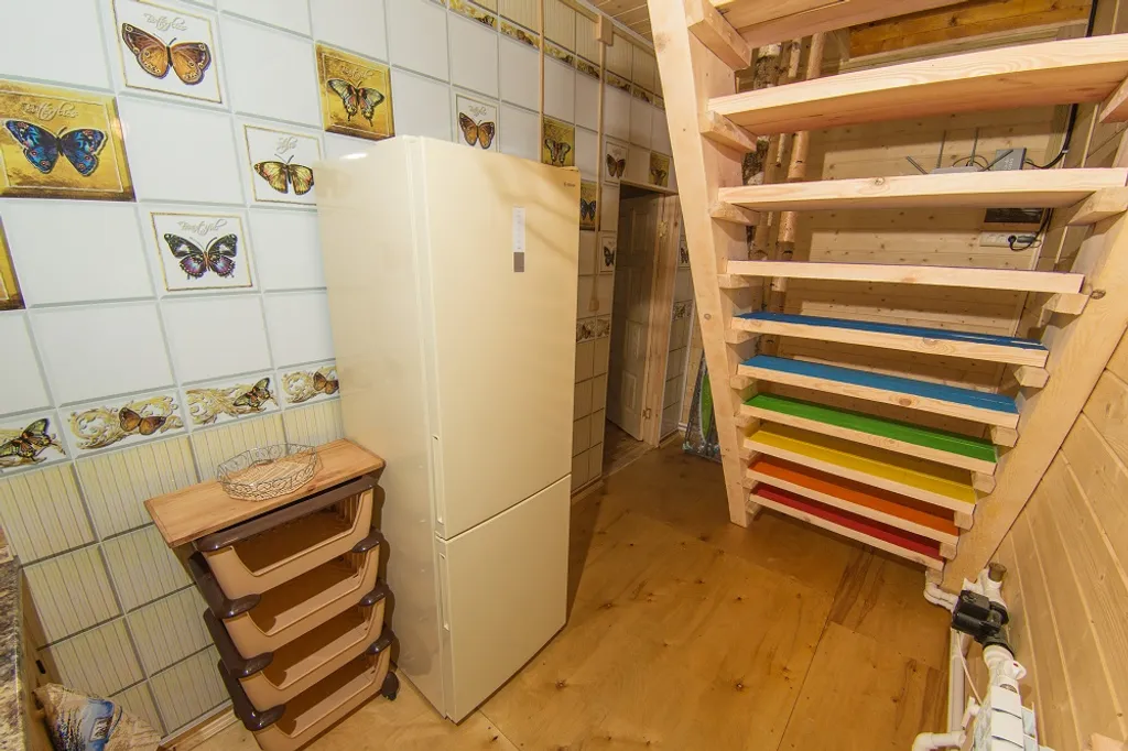 Жёлтый домик с панорамными окнами на берегу реки