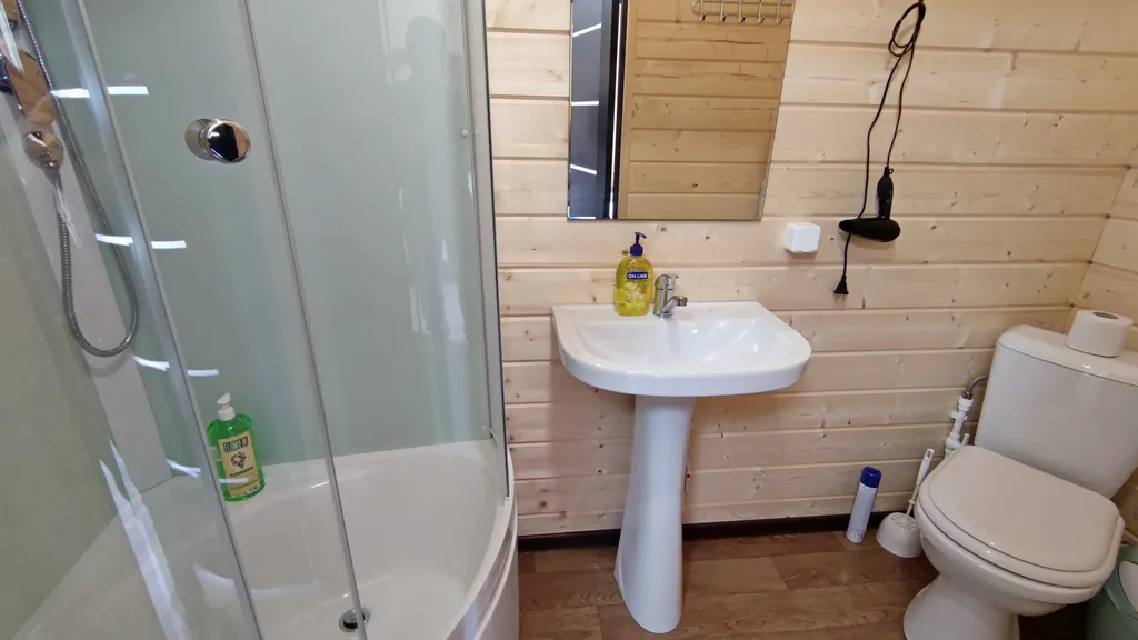 Коричневый домик-студия делюкс с террасой, кондиционером, лужайкой