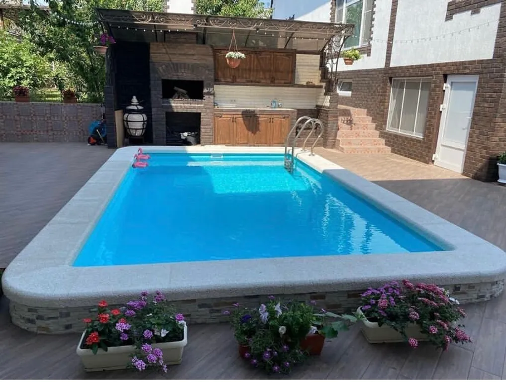 Дом в лесу с видом на море