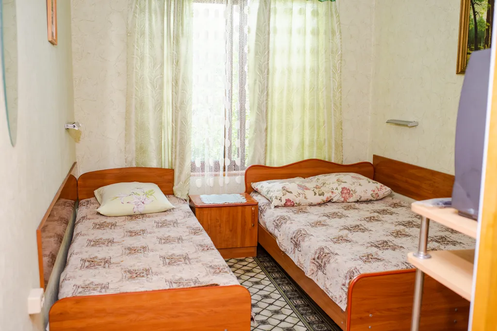 Домик в красивом саду