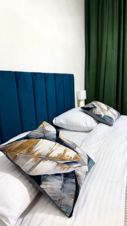 Уютный дом с панорамными окнами рядом с озером