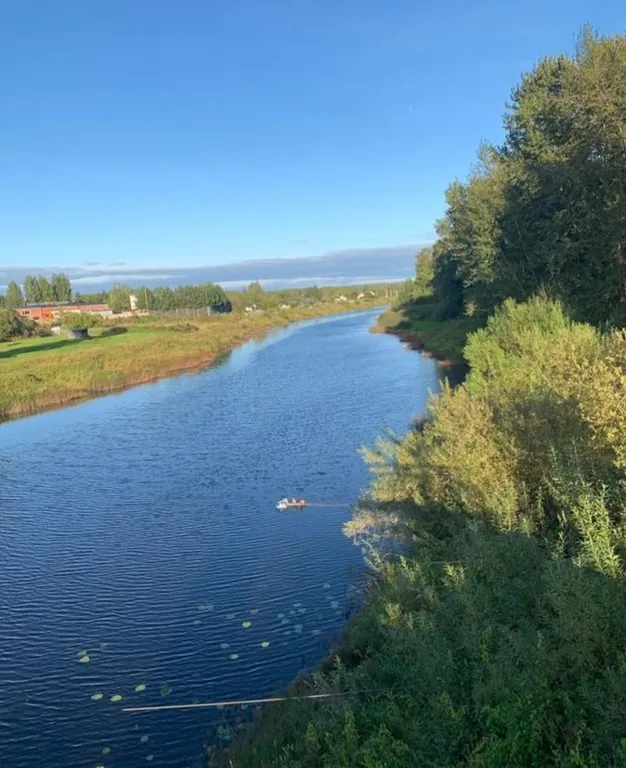 Уютный дом в жилой деревне возле реки