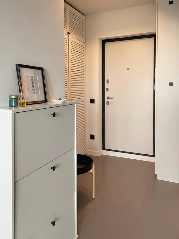 Стильная студия с красивым видом из окна