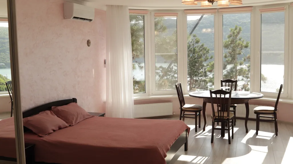 Апартамент-студия с видом на озеро Абрау