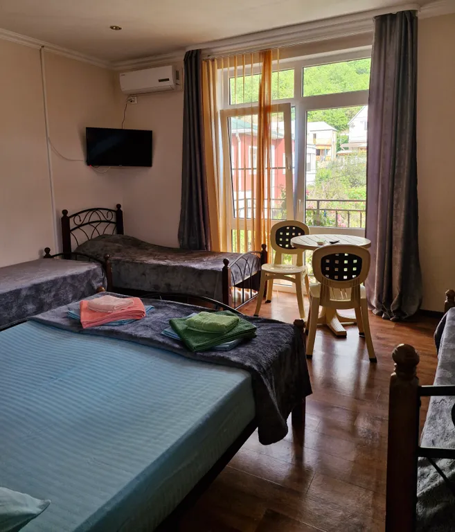 Семейная уютная комната, с балкона вид на горы