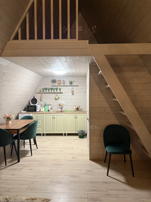 Деревянный дом шале на берегу озера и выходом на реку Кубань