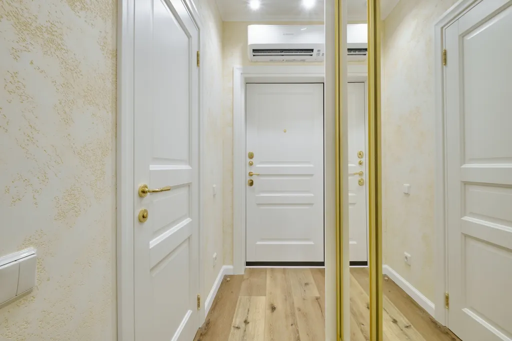 Квартира с дизайнерским ремонтом и видом на горы на побережье