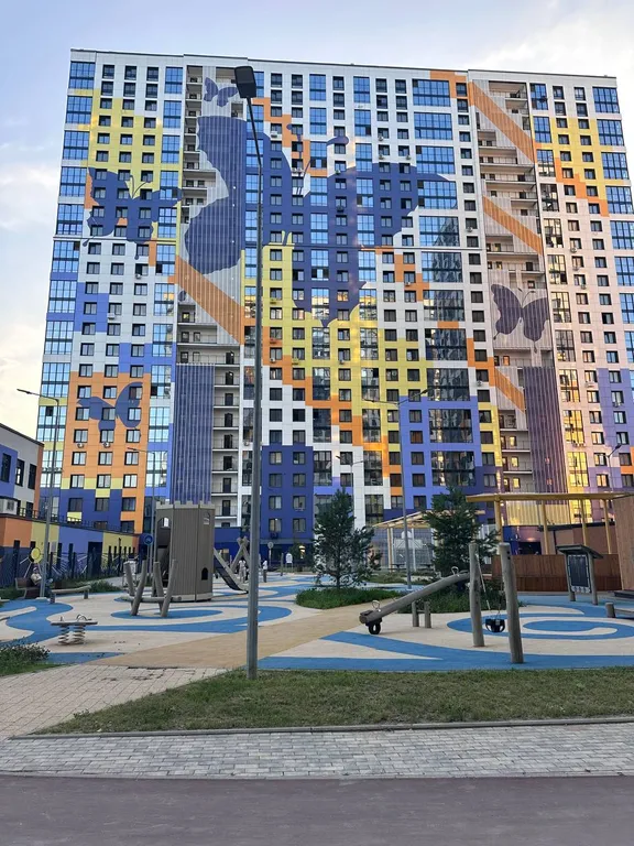 Однокомнатная квартира с большой кроватью и диваном