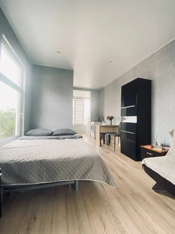 Студия с видом на город