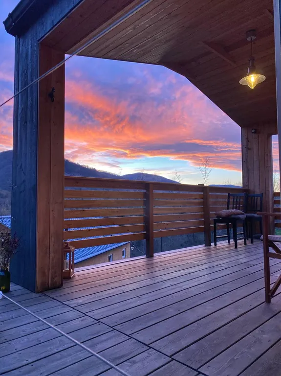 Дом на краю леса с видом на горы