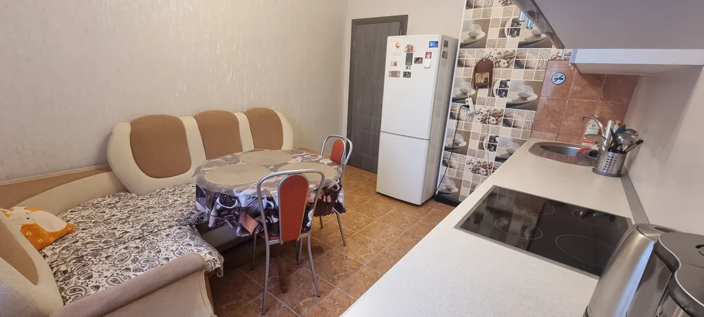 Большая однокомнатная, с большой кухней, у метро Дунайская