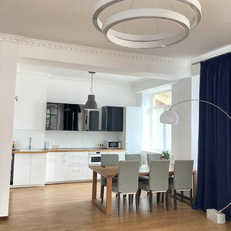 Современная квартира с панорамными окнами в двух минутах от канатки