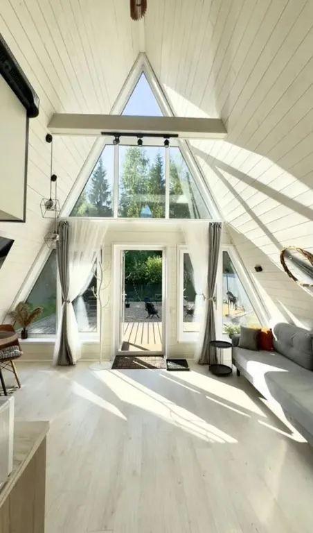 Дом в окружении леса с чаном и баней на территории