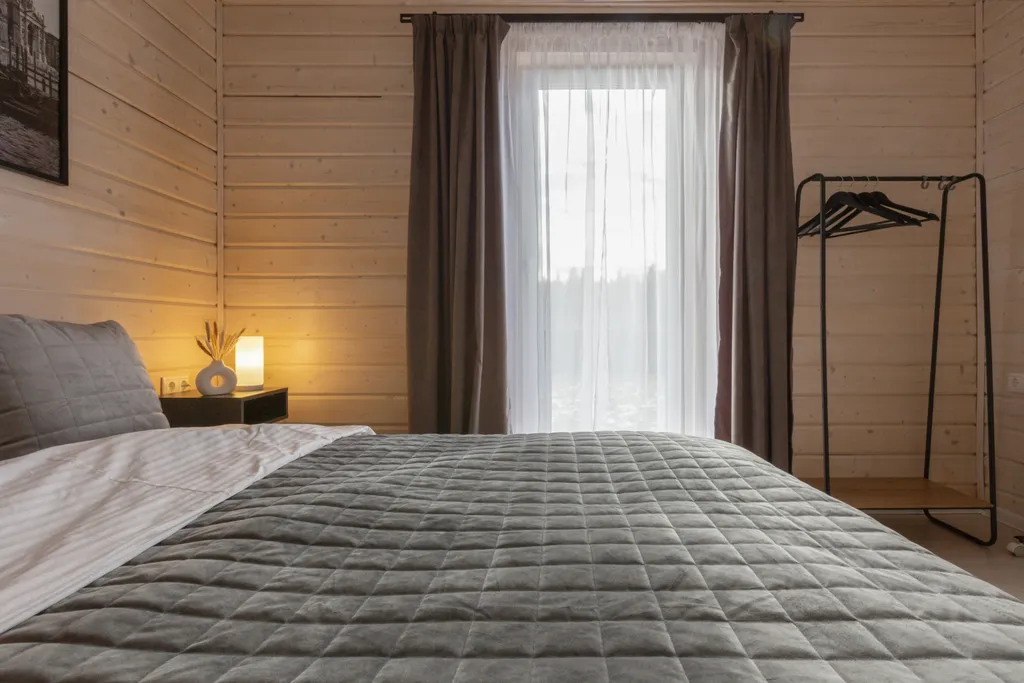 Новый стильный барнхаус с видом на лес