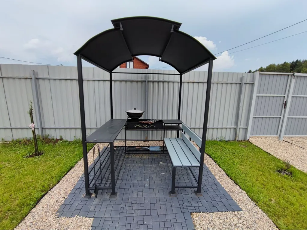 Новый стильный дом в окружении леса