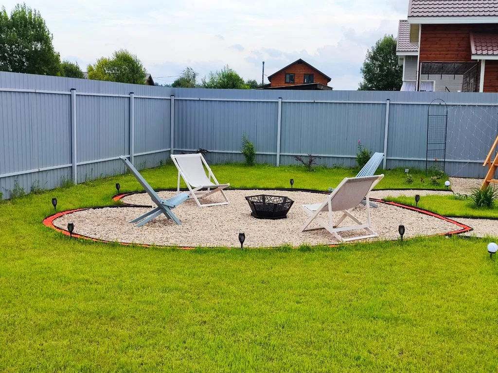 Новый стильный дом в окружении леса