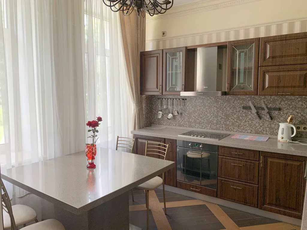 Двухэтажный коттедж в центре